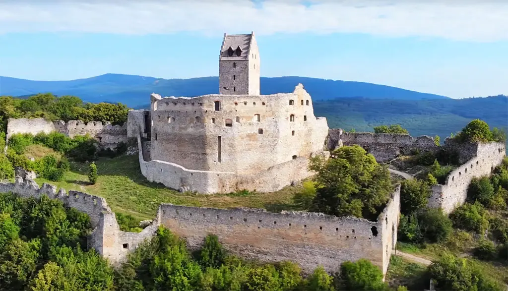 Letný Topoľčiansky hrad